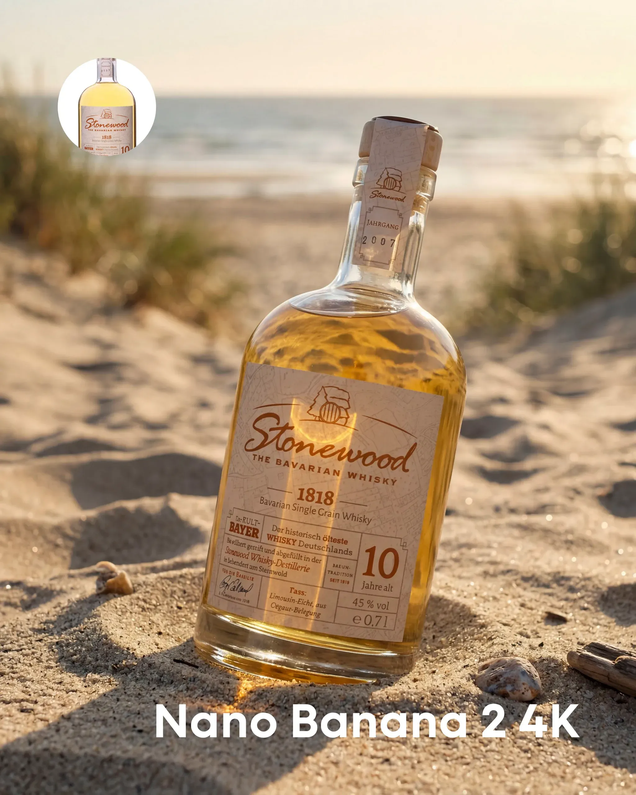 Whiskyflasche mit Etikett „Stonewood The Bavarian Whisky" im Sand am Strand, oben ein kleines Referenzbild, unten Text „Nano