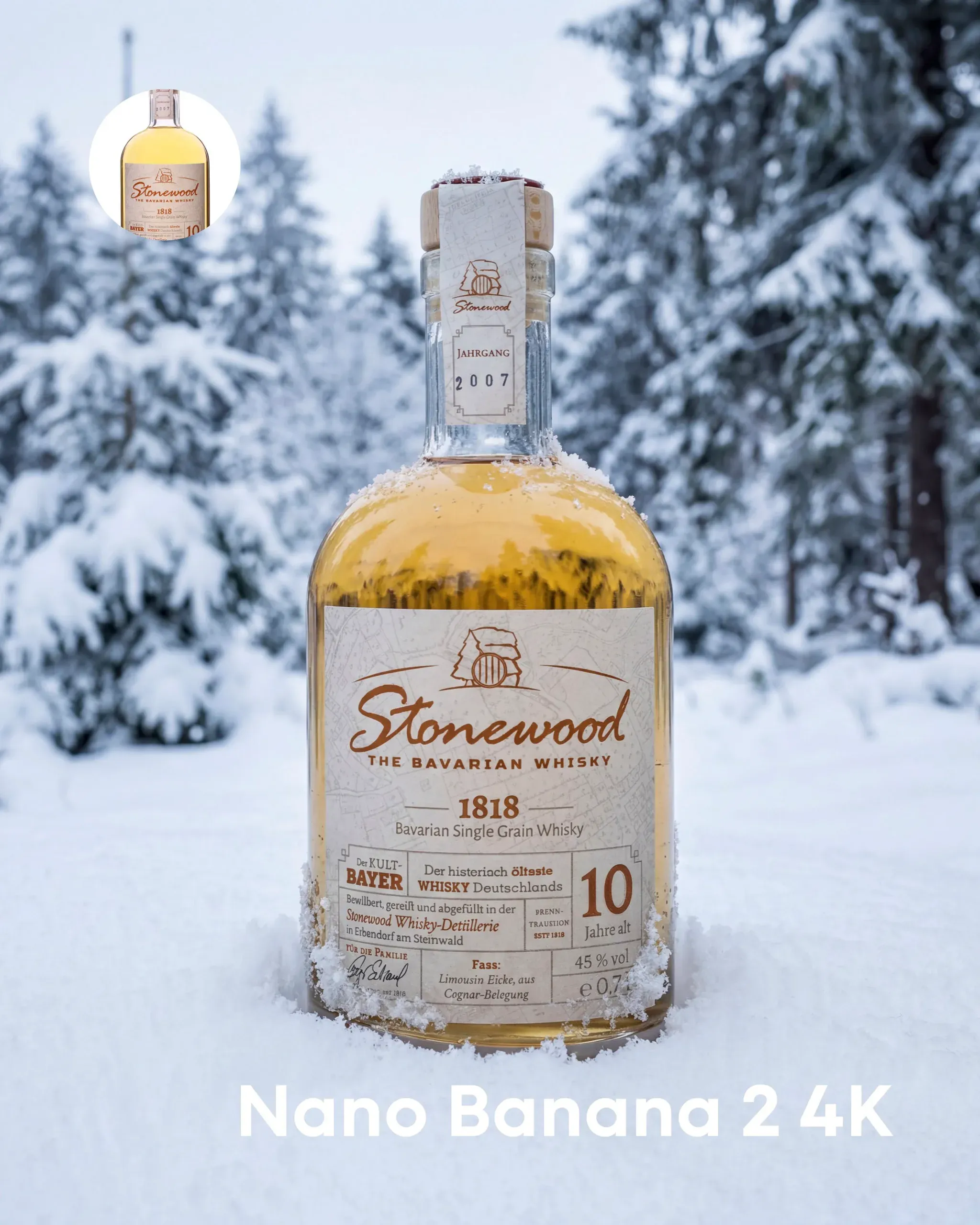 Whiskyflasche mit Etikett „Stonewood – The Bavarian Whisky“ im Schnee vor verschneiten Tannen, Bildunterschrift „Nano Banana