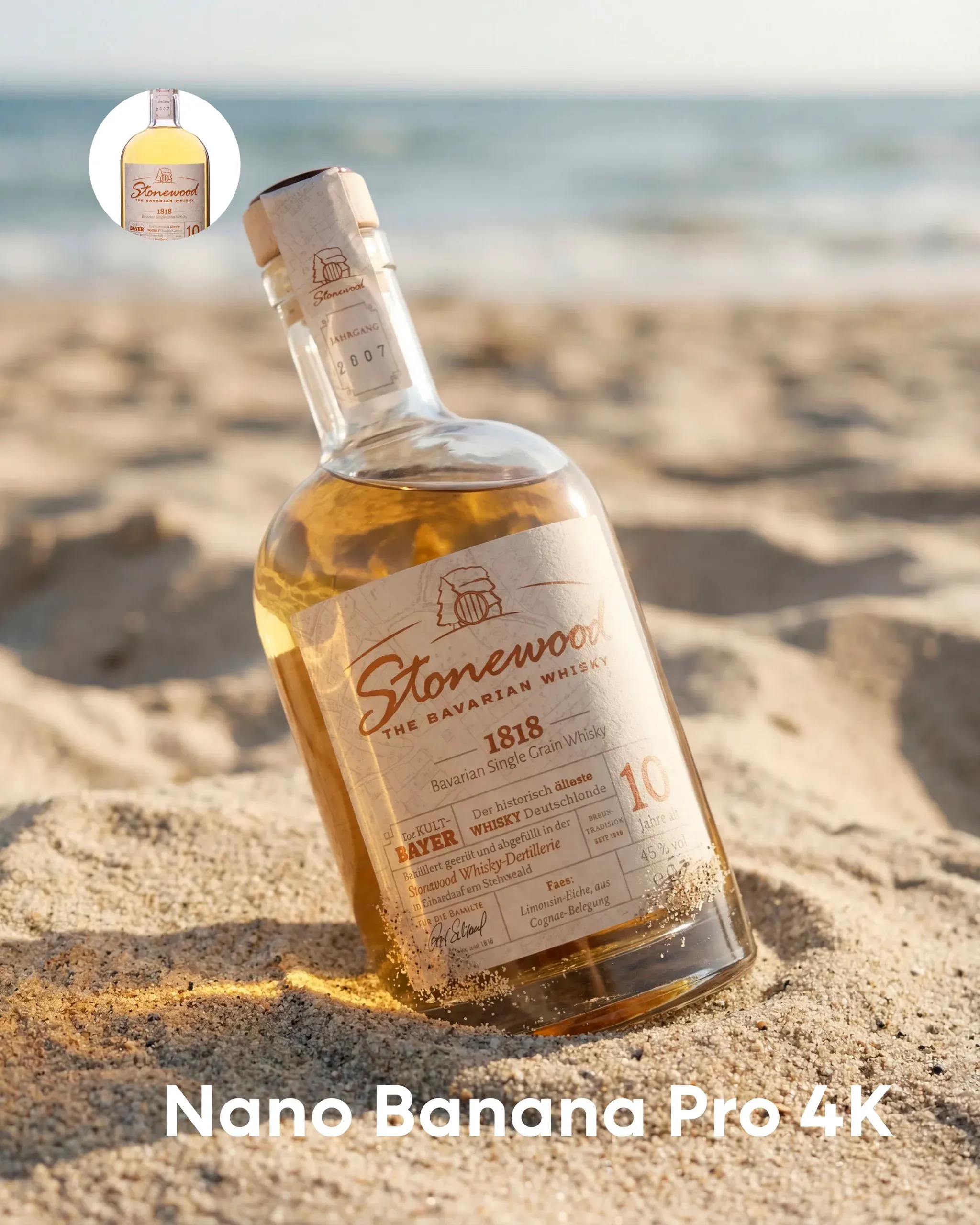 Whiskyflasche im Sand am Strand mit rundem Vorschaubild oben links und Beschriftung „Nano Banana Pro 4K“
