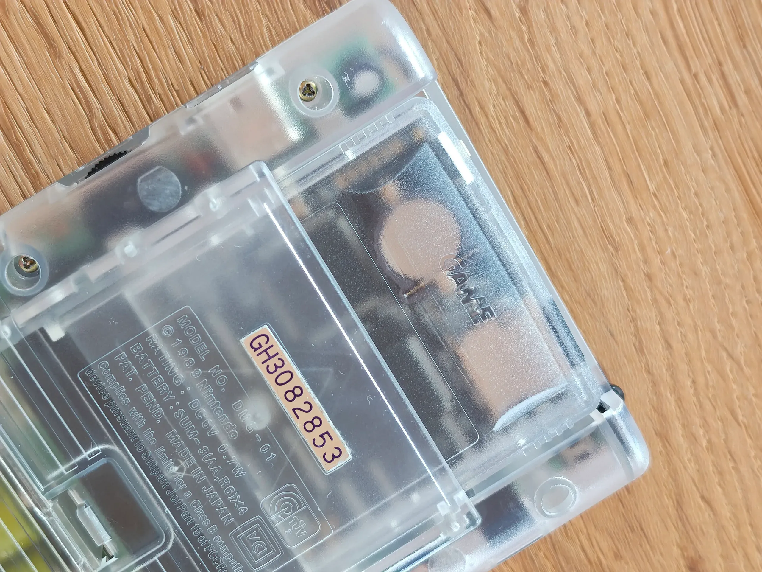 Rückseite einer durchsichtigen Game-Boy-Cartridge mit sichtbarer Platine und Aufkleber mit Seriennummer GH3082853 auf