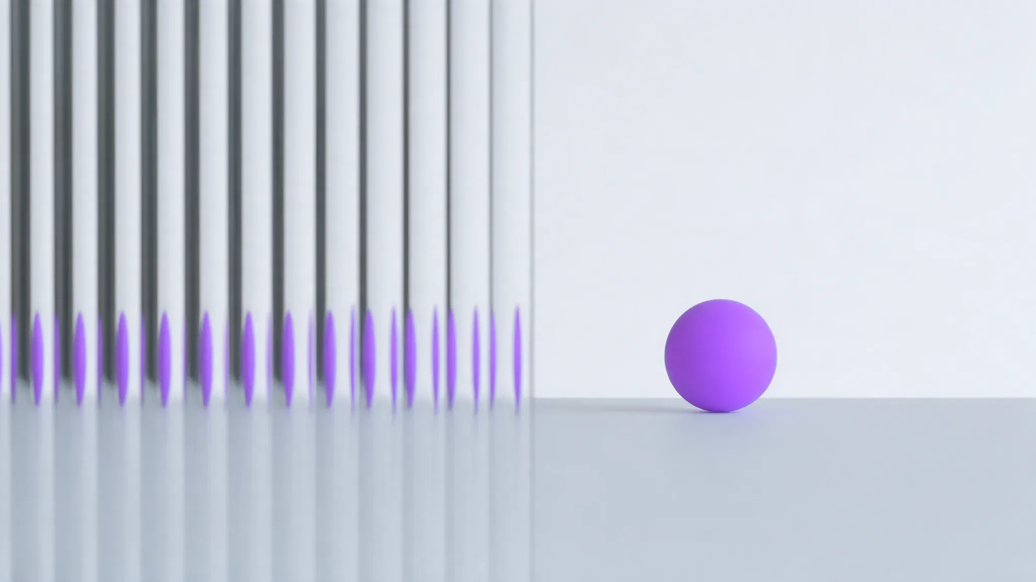 Eine einzelne violette Kugel liegt auf einer hellgrauen Fläche; links daneben vervielfacht eine Scheibe aus Riffelglas sie zu einer langen Reihe schmaler violetter Spiegelungen