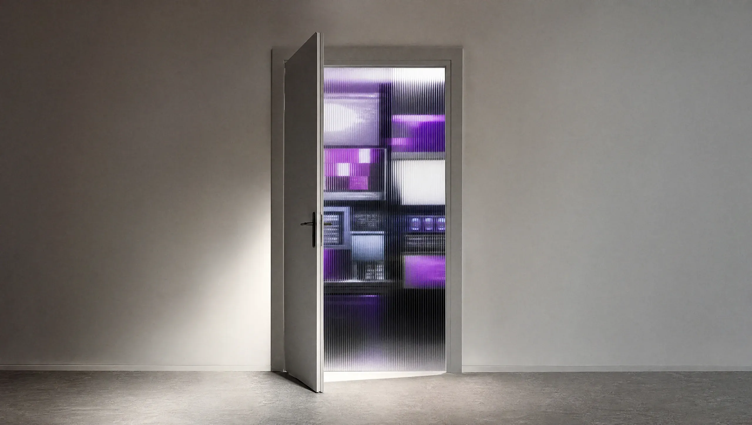 Eine einzelne offene Tür in einer hellgrauen Wand, dahinter schimmern durch Riffelglas viele violette Fenster und Bildschirme