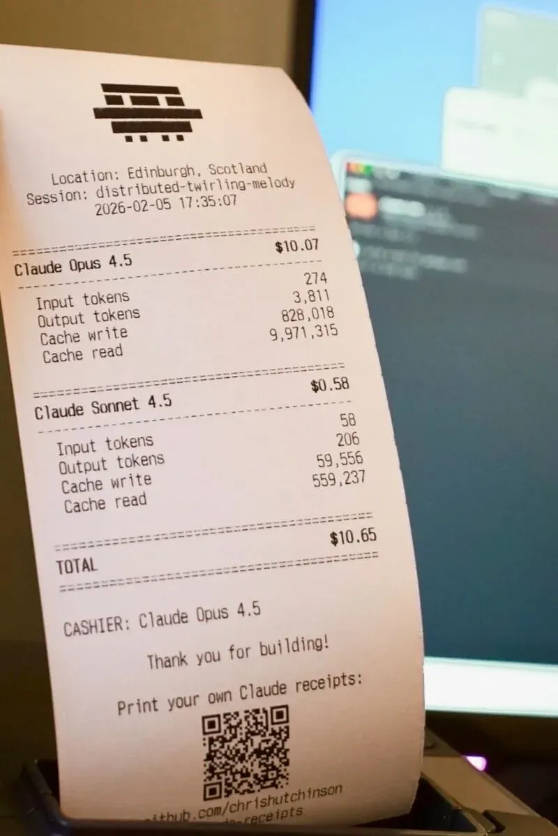 Ausgedruckter Kassenbon vor einem Bildschirm: Abrechnung einer Claude-Code-Session mit Claude Opus 4.5 und Claude Sonnet 4.5, aufgeschlüsselt nach Input, Output, Cache Write und Cache Read, Summe 10,65 Dollar