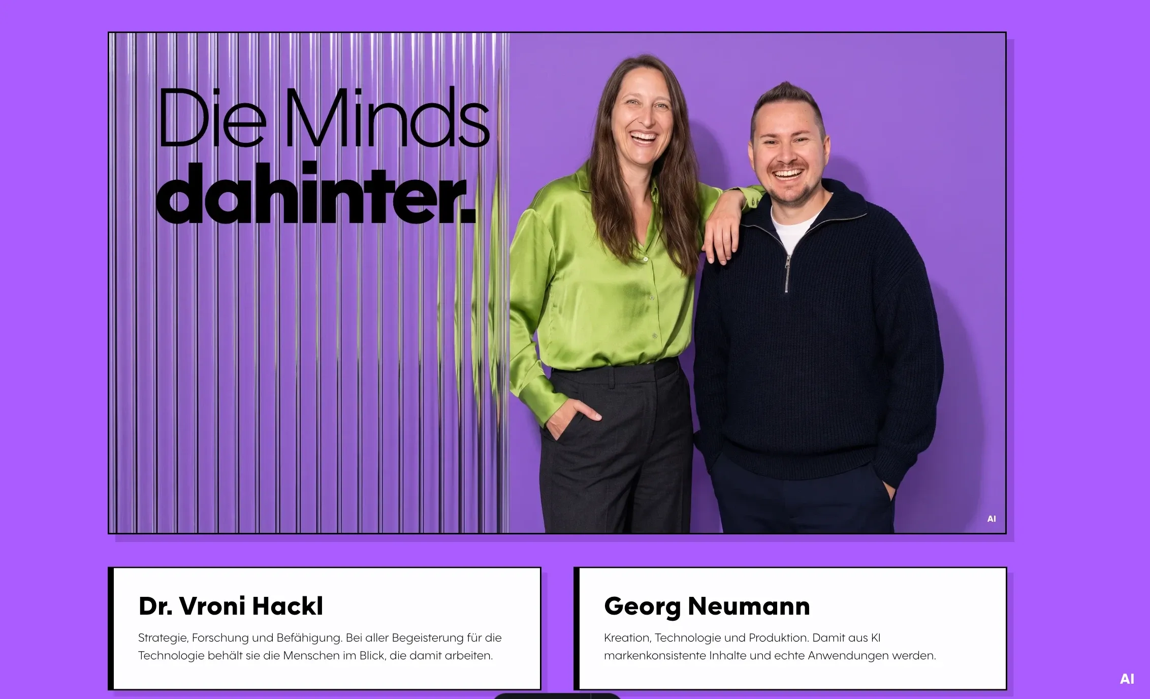 Aktueller Stand von „Die Minds dahinter“: Vroni in grüner Satinbluse und Georg im dunklen Pullover auf Violett, links Riffelglas über der Überschrift, darunter zwei Textkarten