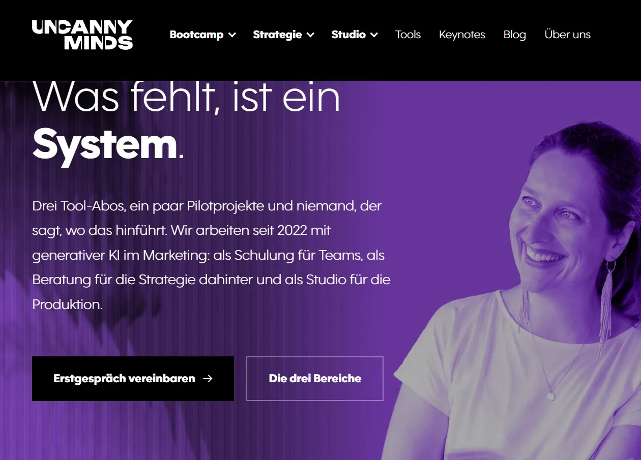 Frühe Version der Startseite in Corporate-Design-Schrift: Überschrift „Was fehlt, ist ein System.“ auf violettem Hintergrund, rechts ein violett eingefärbtes Porträt einer lachenden Frau