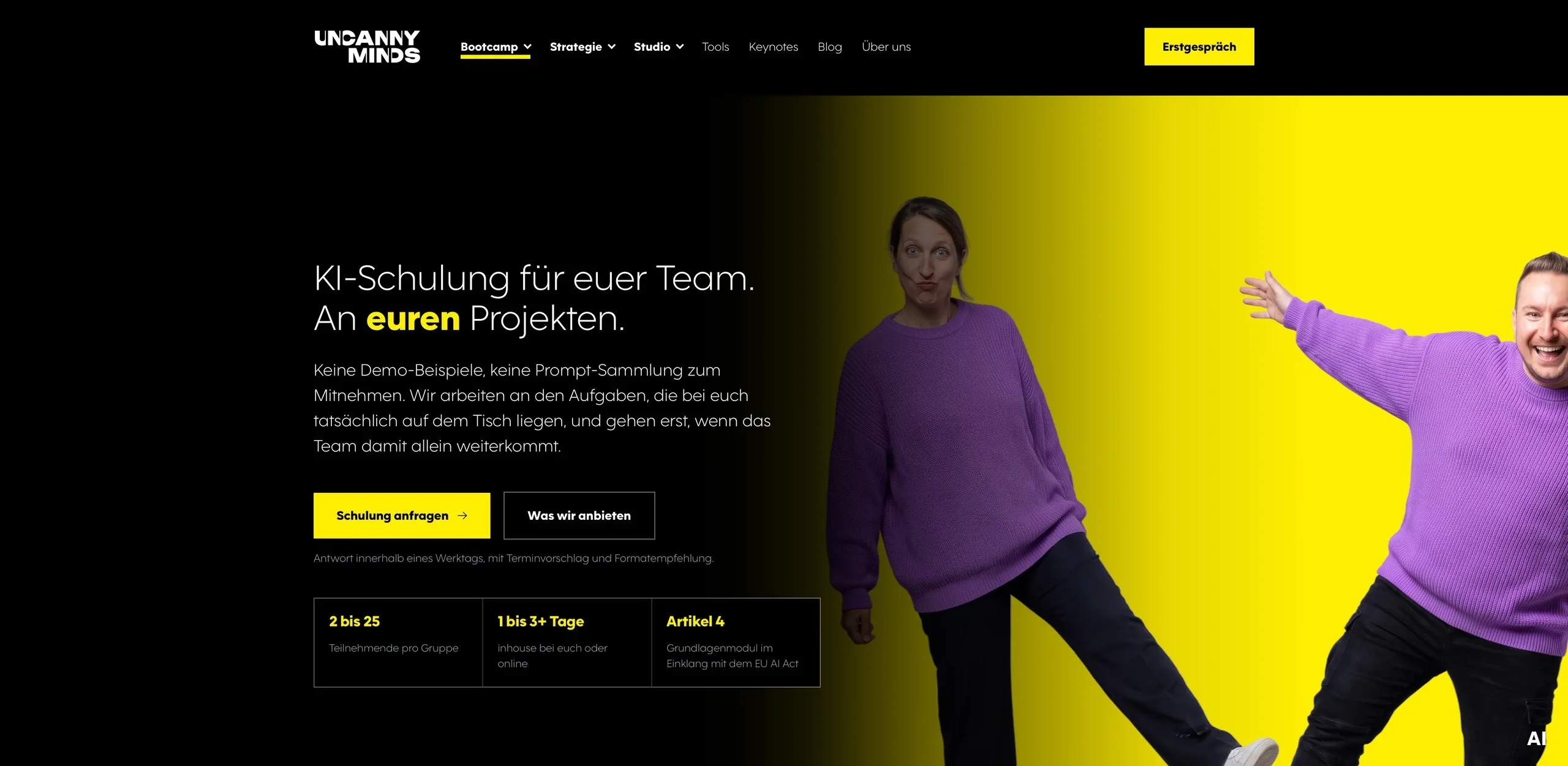Seite „KI-Schulung für euer Team“ mit gelbem Hintergrund und Vroni und Georg in violetten Pullovern