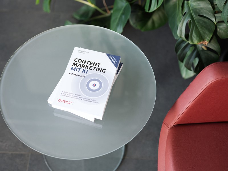 Das Fachbuch Content Marketing mit KI auf einem Glastisch
