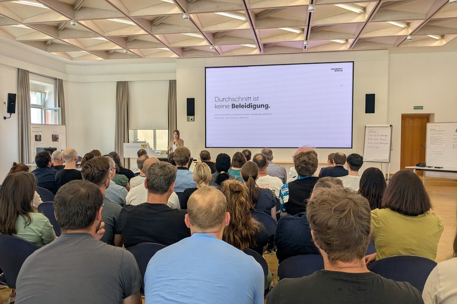 Dr. Vroni Hackl mit der Keynote Brillant im Durchschnitt