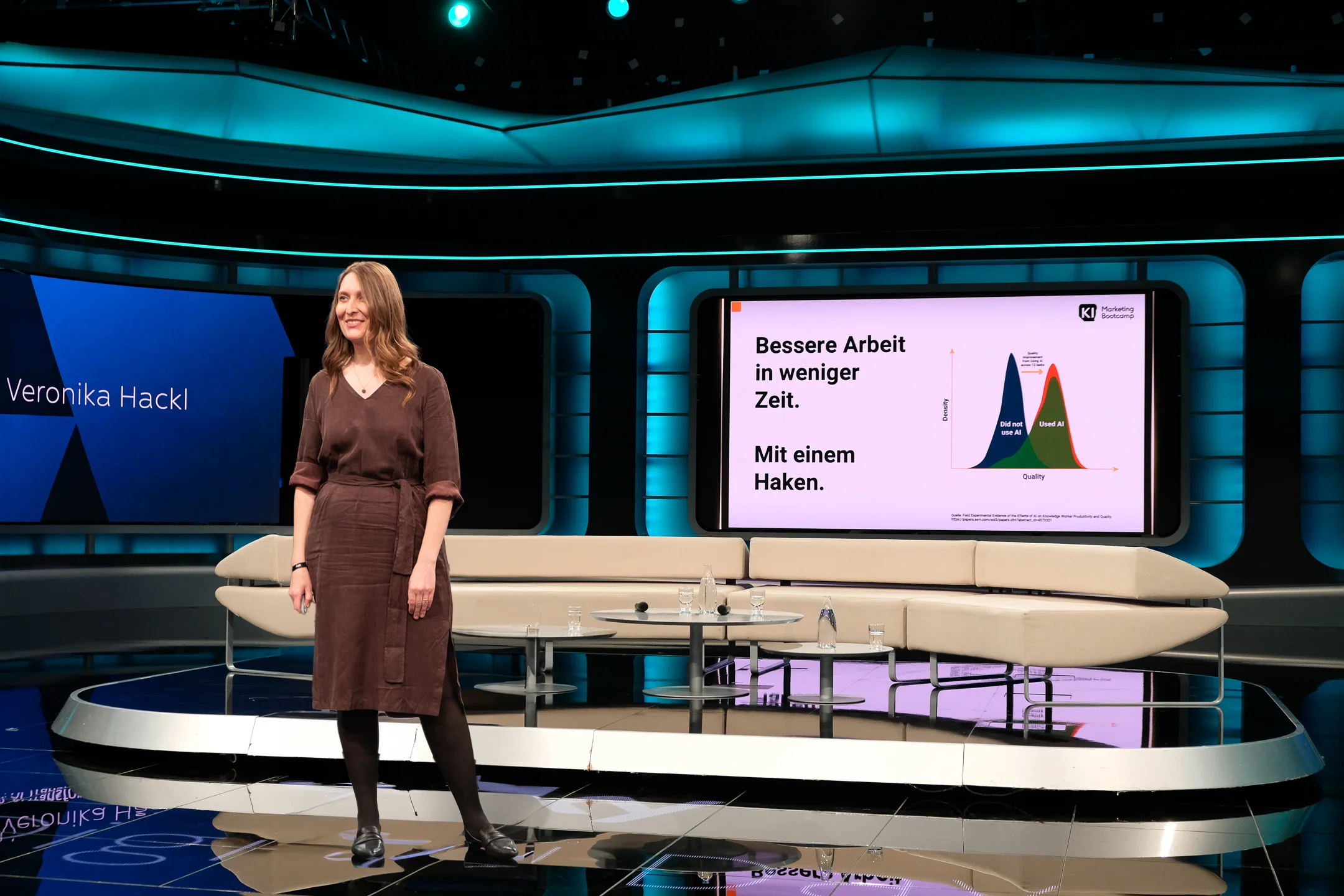 Dr. Vroni Hackl bei ihrer Keynote im Studio von Sky Deutschland