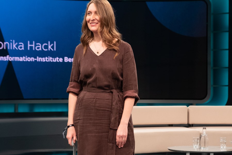 Dr. Vroni Hackl im Studio von Sky Deutschland