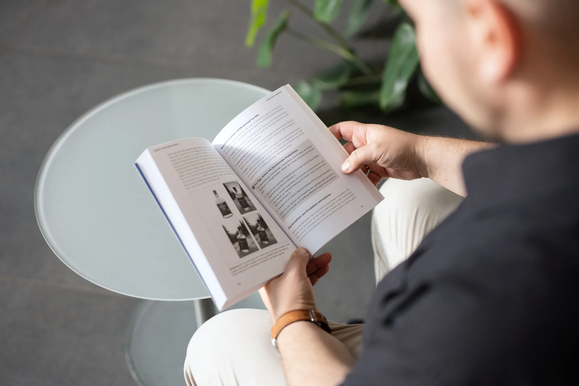 Georg Neumann mit dem aufgeschlagenen Buch Content Marketing mit KI
