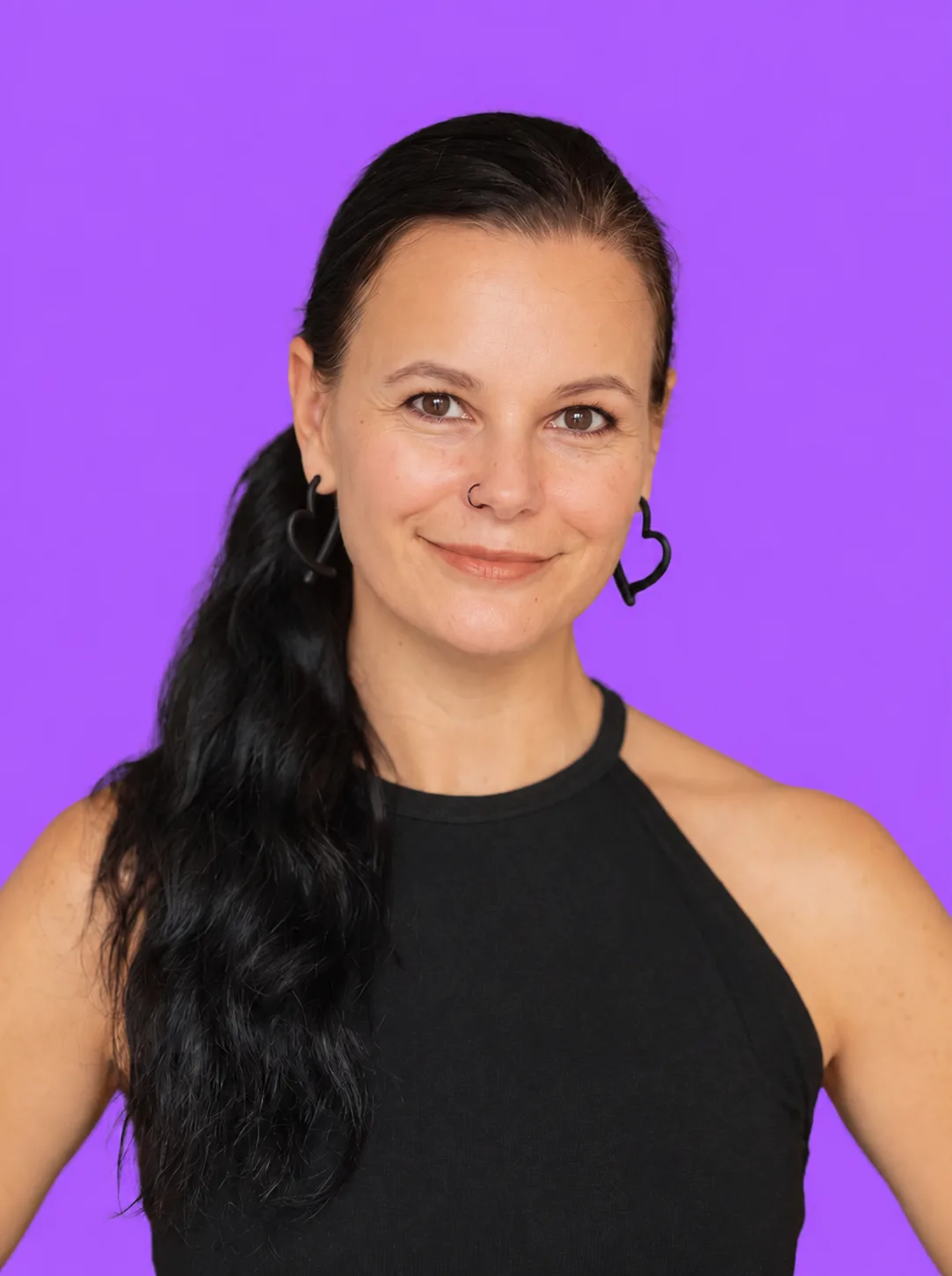 Jenny Steudle mit dunklem Pferdeschwanz und schwarzem Oberteil