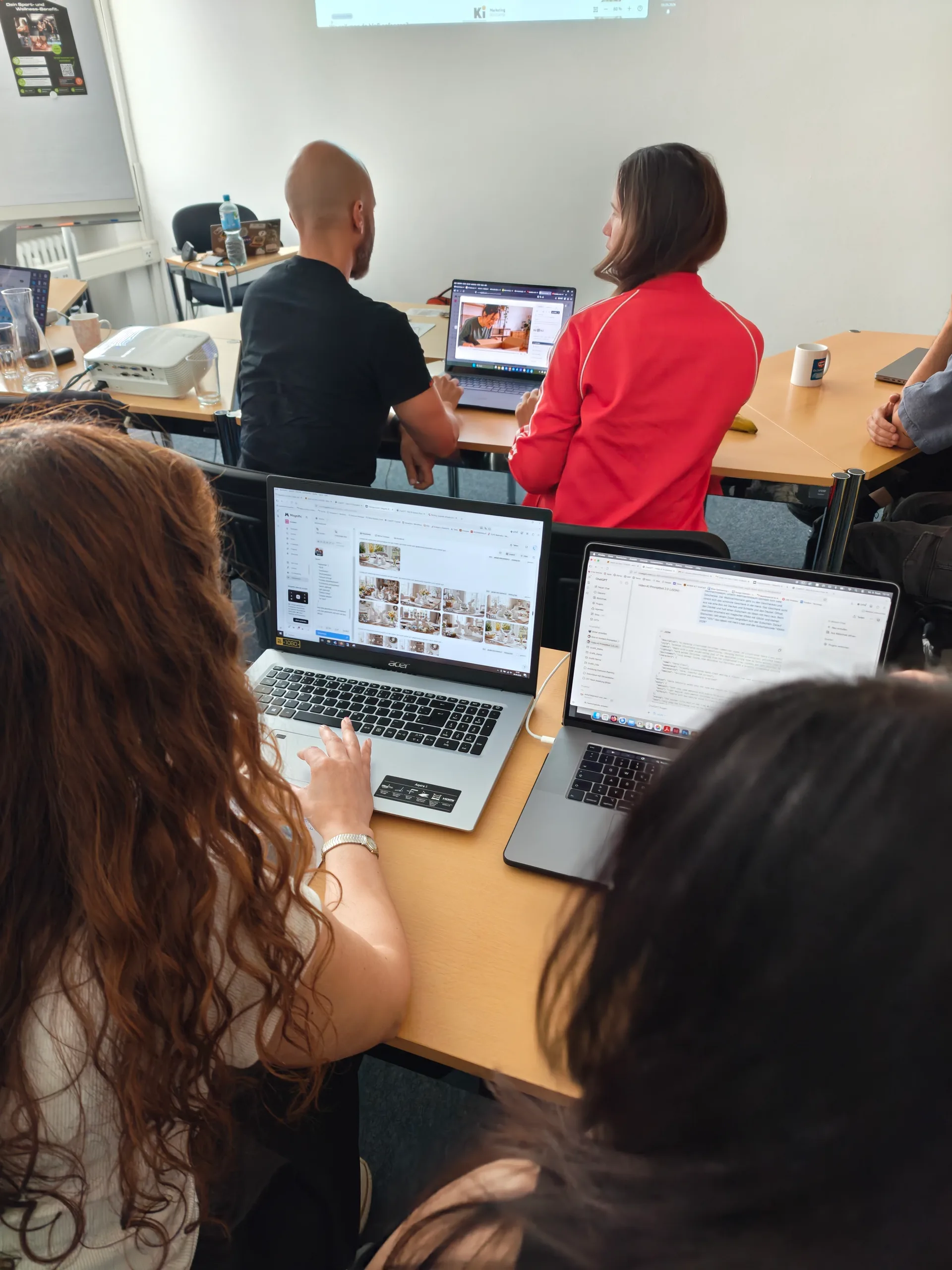 Teilnehmerin betrachtet KI-generierte Bildvarianten auf ihrem Laptop im Workshop