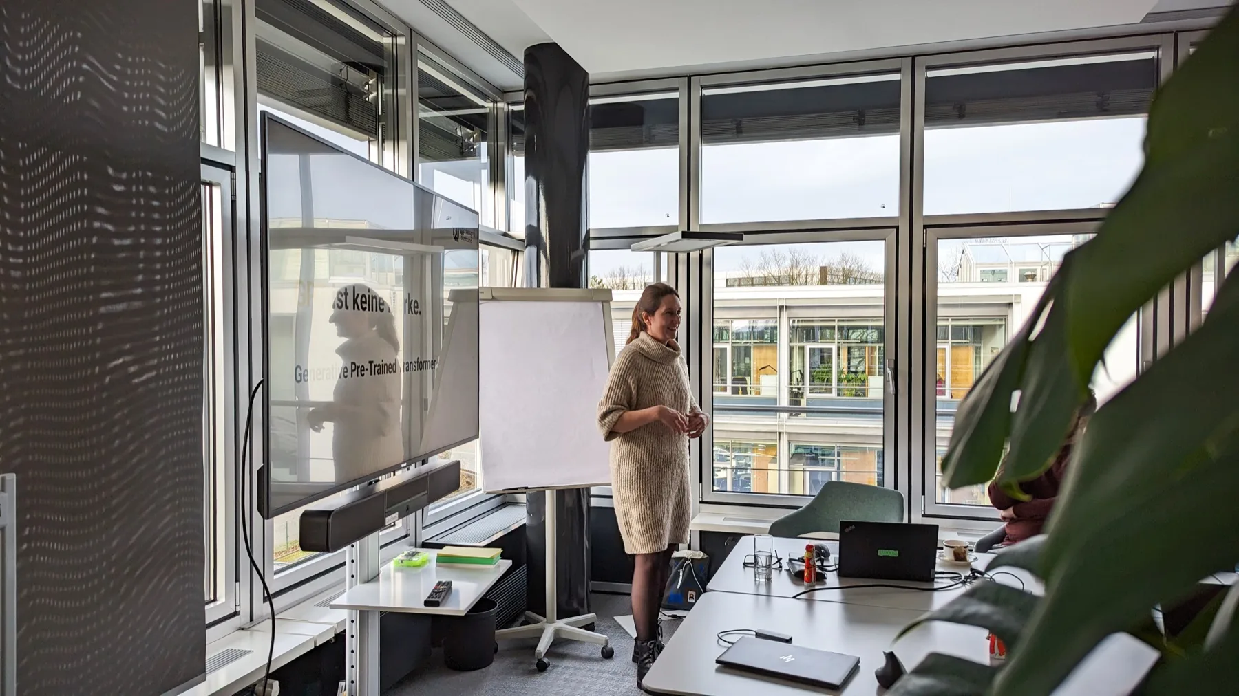 Vroni Hackl vermittelt KI-Grundlagen in einem Workshop bei Bertelsmann