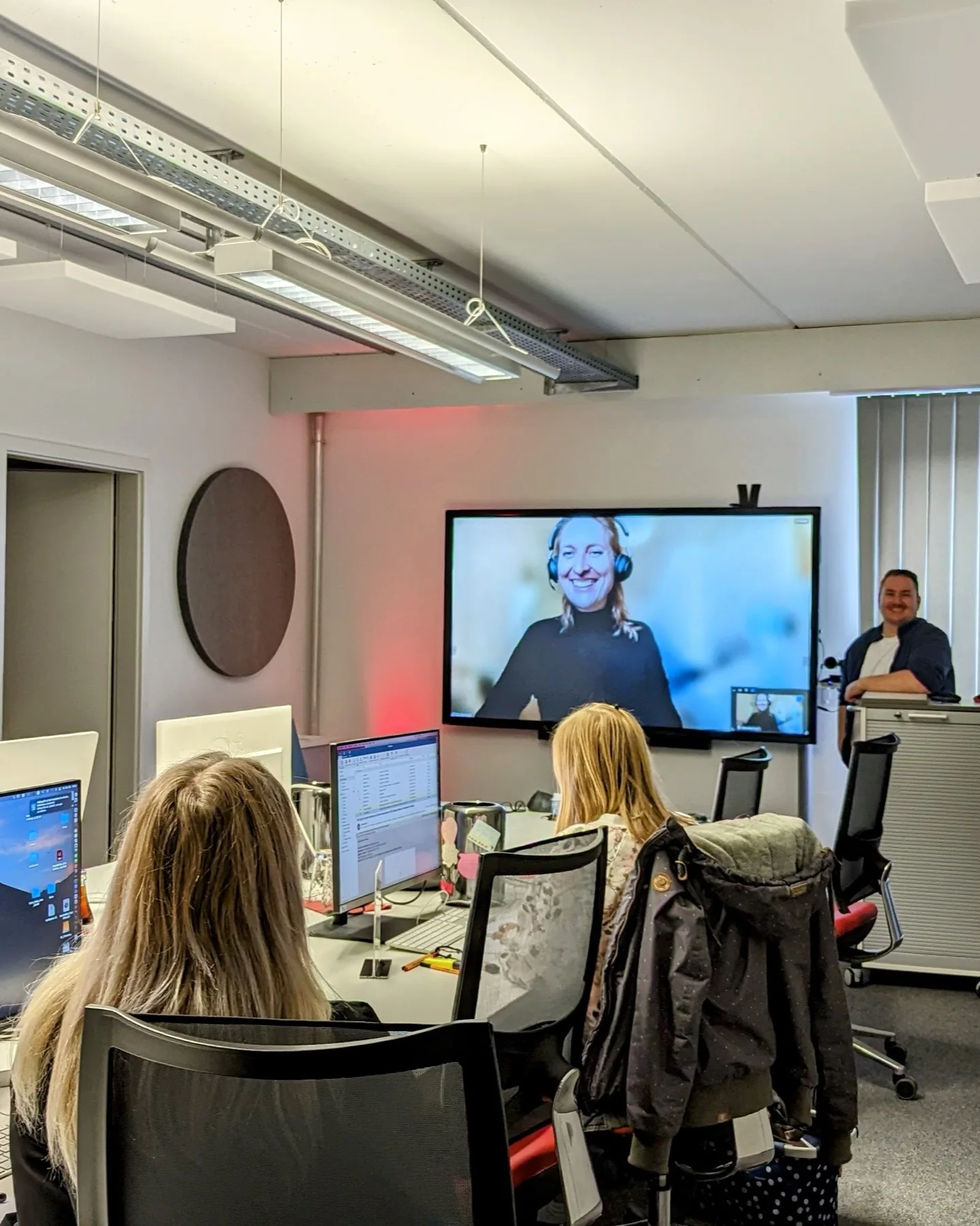 Teilnehmende verfolgen einen hybriden KI-Workshop mit Vroni Hackl und Georg Neumann
