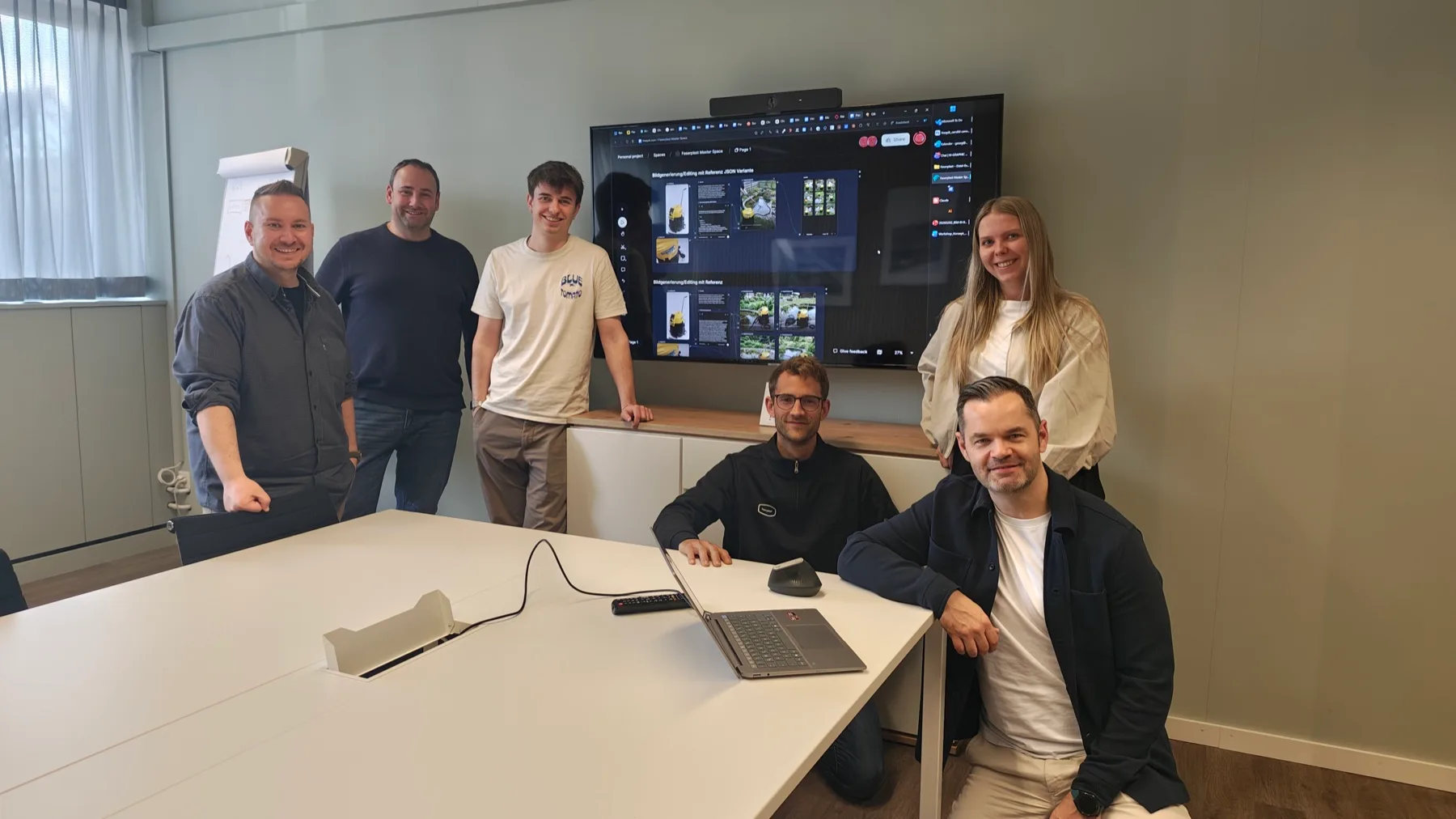 Workshop-Team von Faserplast mit Georg Neumann vor den gemeinsam erarbeiteten Ergebnissen