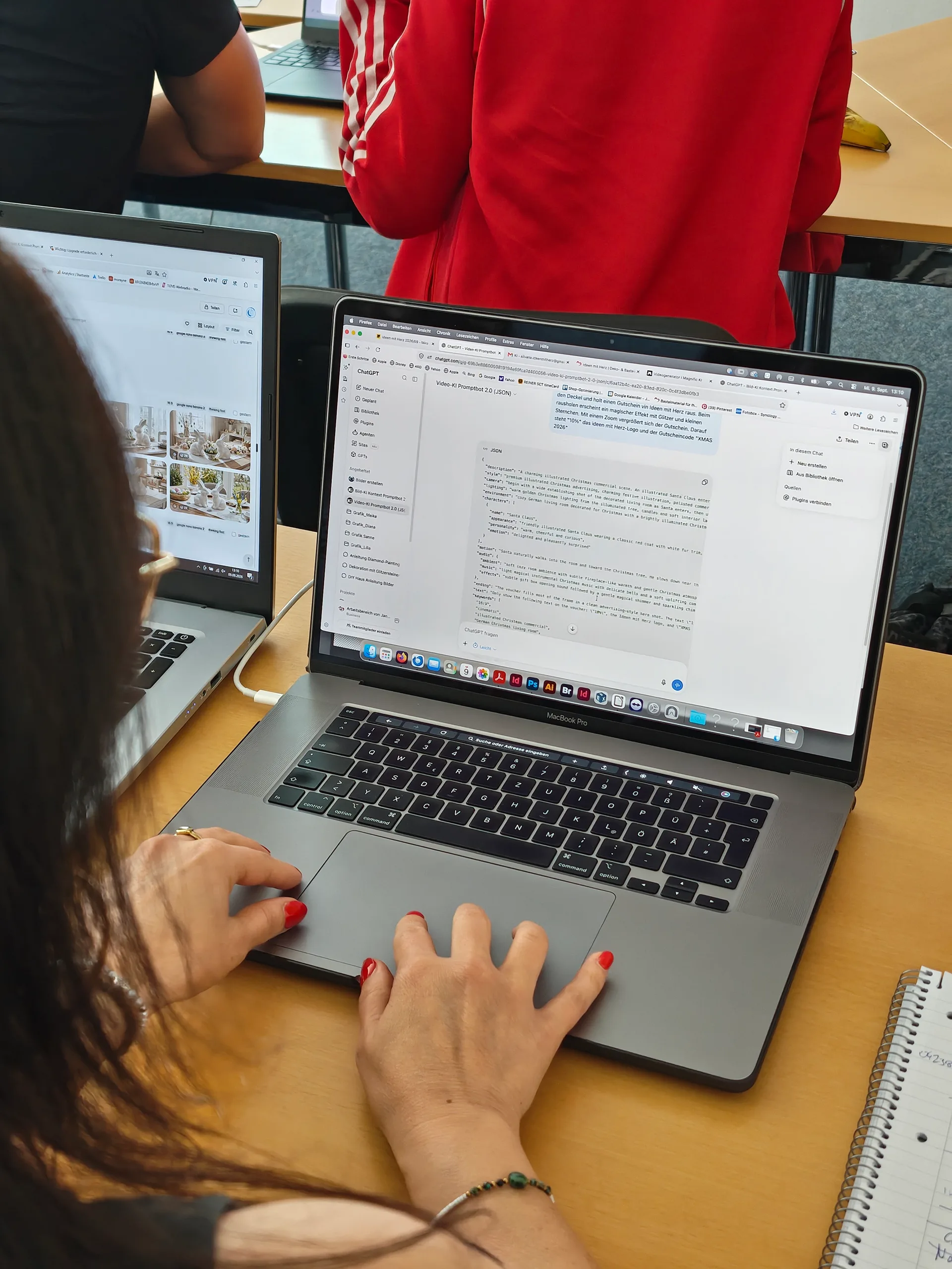 Teilnehmerin arbeitet im Bootcamp am Laptop mit ChatGPT an einem Video-Prompt
