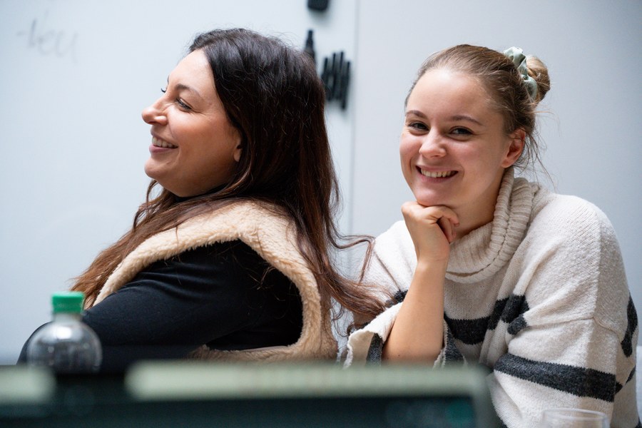 Team arbeitet in einem KI-Workshop an einem Tisch