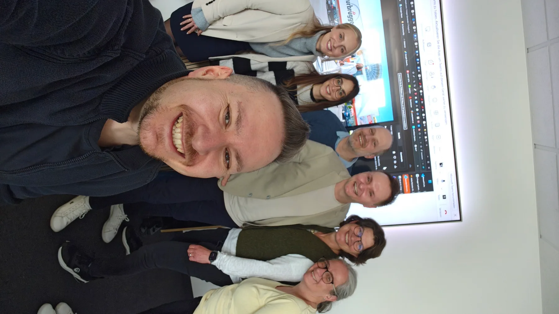Workshop-Gruppe bei Zurbrüggen mit Georg Neumann vor einem KI-Bildergebnis